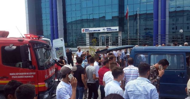 Minibüs park halindeki tıra çarptı: 1 ölü, 4 yaralı