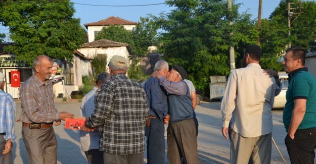 (Özel haber) Depremzedeler bayramı çadır camide karşıladı