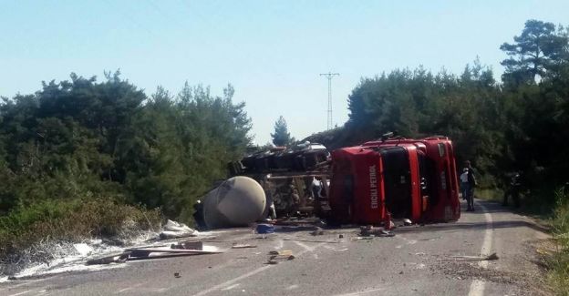 Tanker devrildi, 25 ton asit çevreye saçıldı