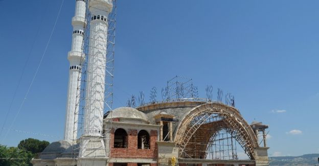 Abi-kardeş ekmek parasını 50 metre yüksekte kazanıyor