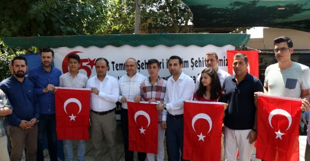 AK Parti’li gençler emanet aldıkları Türk bayraklarıyla uğurlandılar