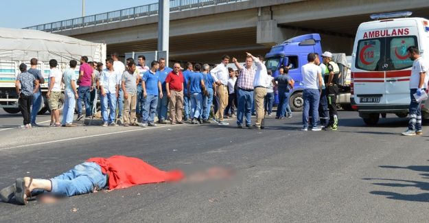 Motosikletiyle kamyonun altında kaldı: 1 ölü