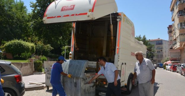 Şehzadeler’de çöp konteynerleri dezenfekte ediliyor