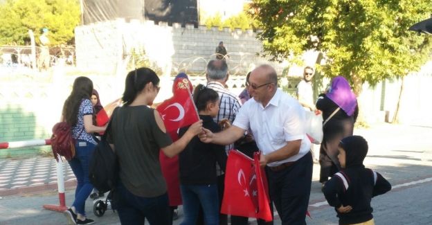 Asker aileleri yemin törenine Türk Bayraklarıyla katıldı