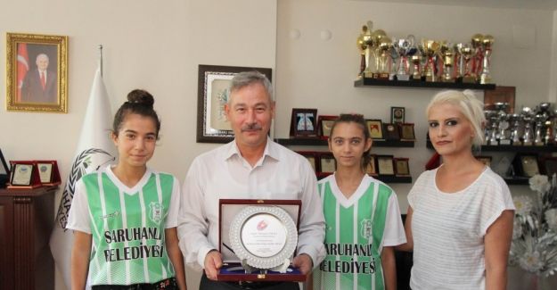 Badminton Federasyonu’ndan Başkan Yaralı’ya plaket