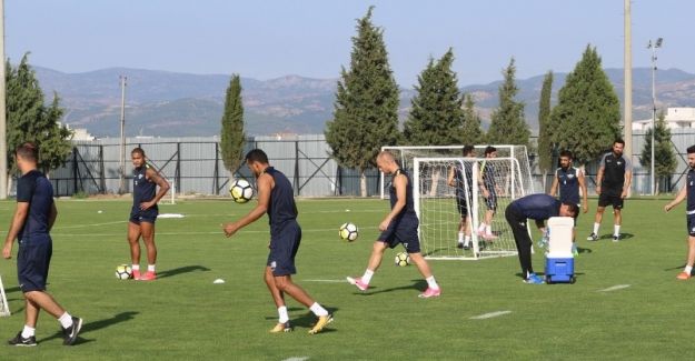 Buruk: "Bir ya da iki oyuncu kadromuza katabiliriz"