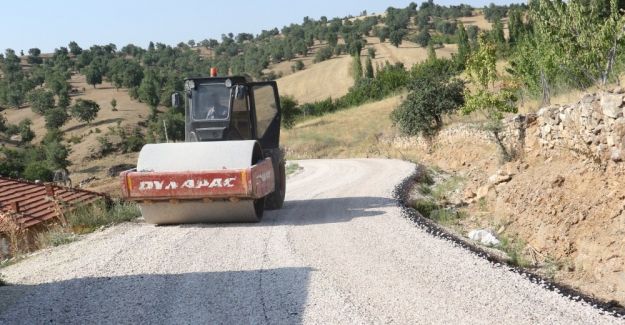 Selendi’de bozulan yollar asfaltlanıyor