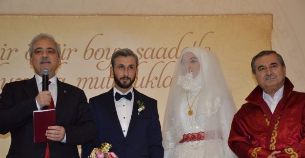 Vali Güvençer genç çiftin nikah şahidi oldu