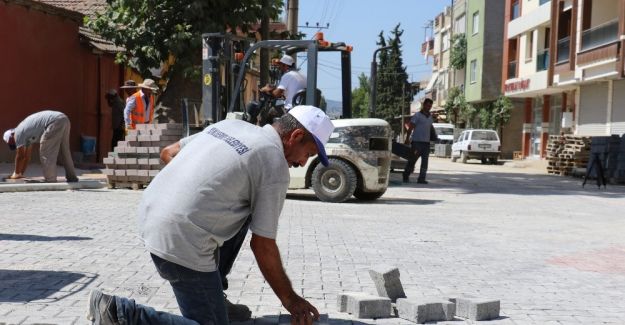 Yunusemre’de kilit parke taşı çalışmaları sürüyor