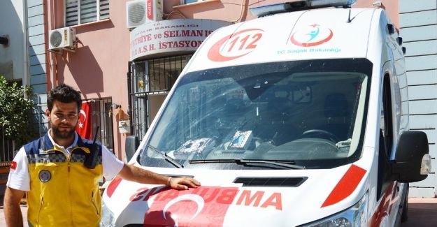 Ayakkabılıkta bulduğu Türk bayrağını ambulansa astı