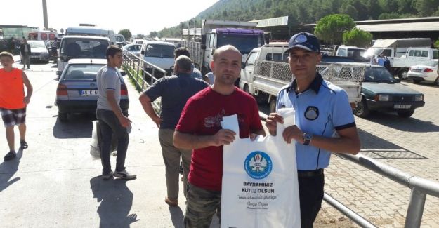 Büyükşehir kesim yerlerinde poşet dağıttı