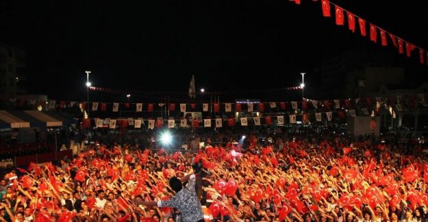 Hande Yener ve Murat Dalkılıç on binlere söyledi