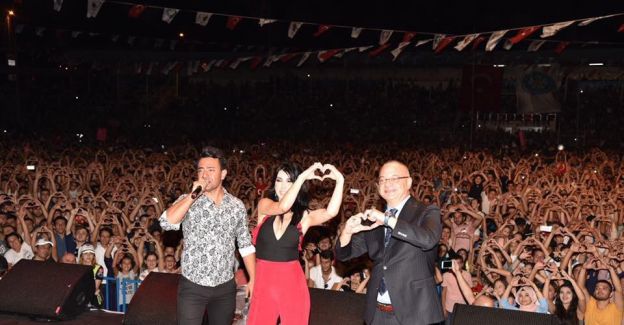 Hande Yener’den muhteşem performans