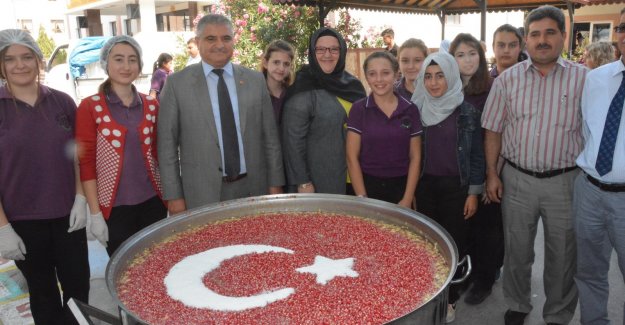 Kız Meslekten Ay Yıldızlı Aşure