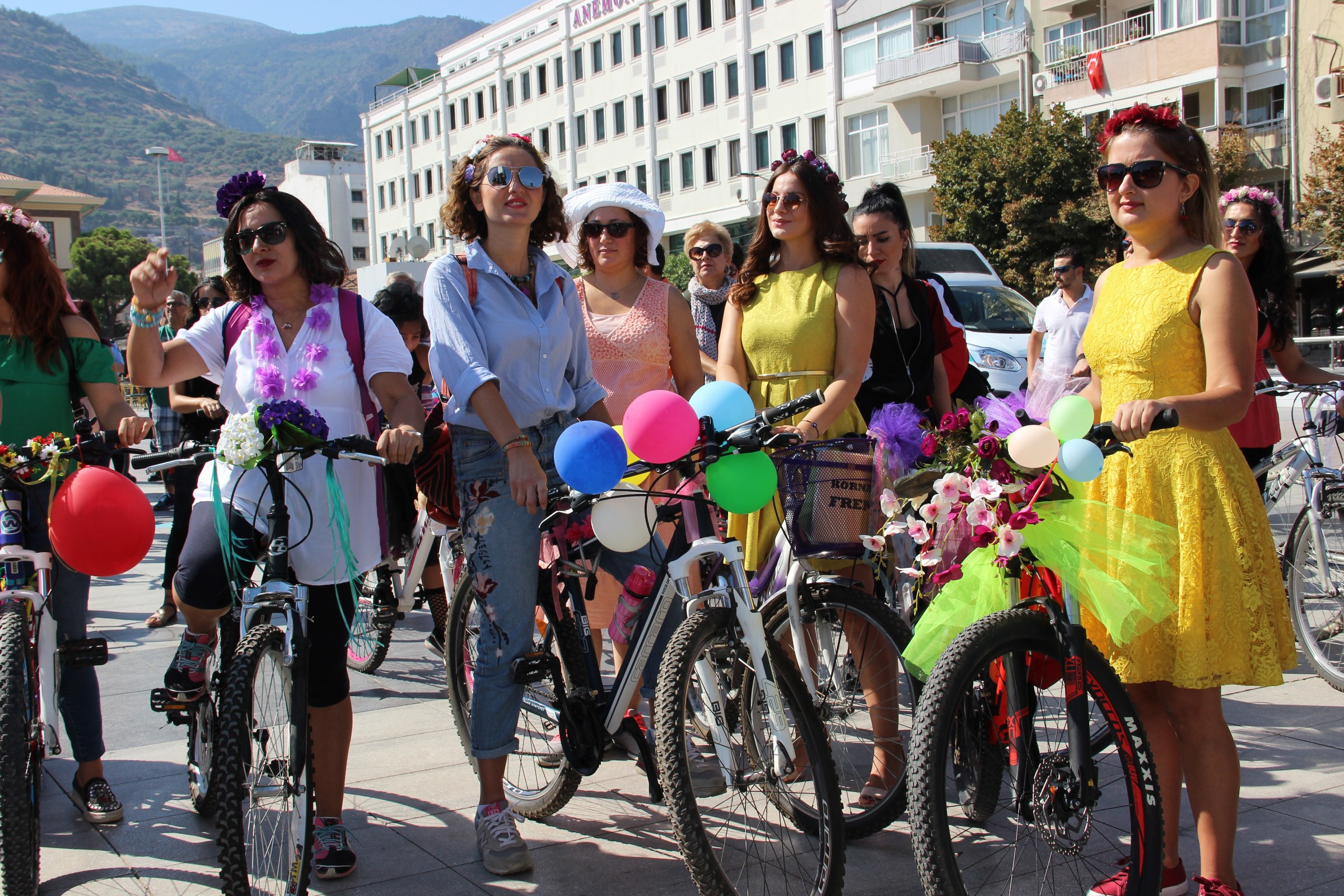 Manisa Da Bir Ilk Hem Bisikletleri Hem De Kendileri Suslu