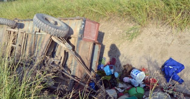 Traktör römorku kanala yuvarlandı, 19 işçi yaralandı