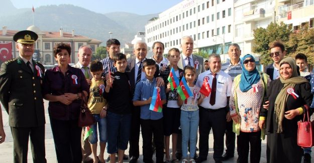 Vali Güvençer’den Azerbaycanlı gazi çocuğuna içten sarılış