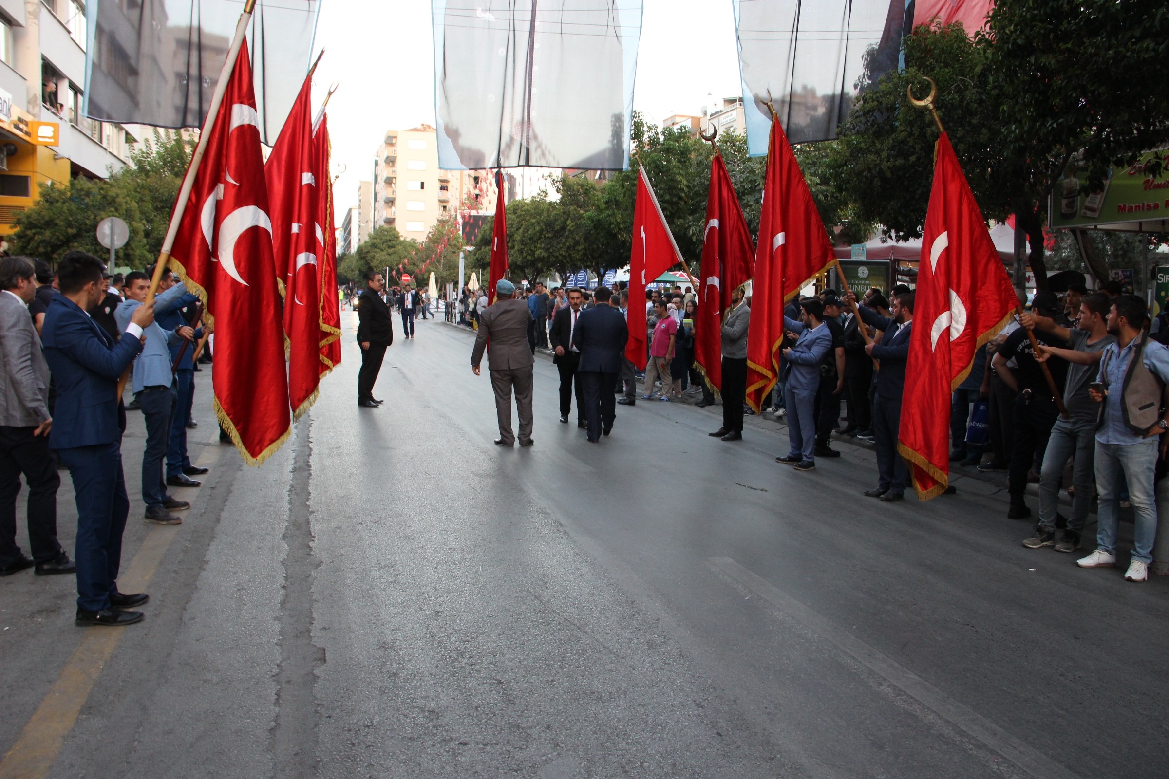 Bahçeli'ye Kılıç Hediye Edildi