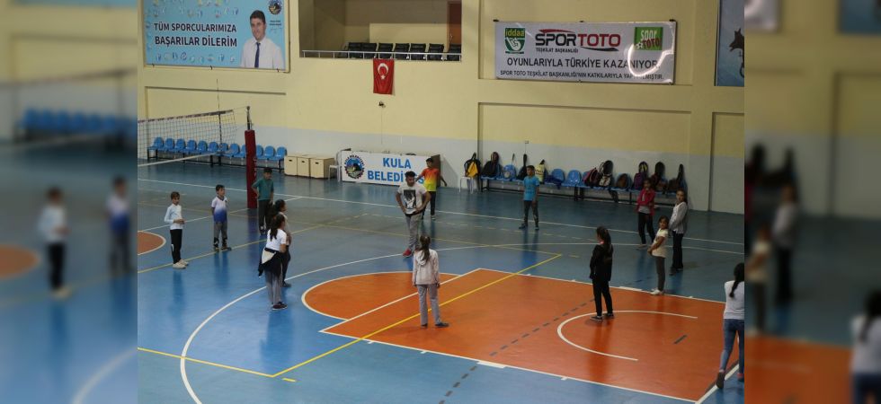 Kula'da Badminton Eğitimlerine Başlandı