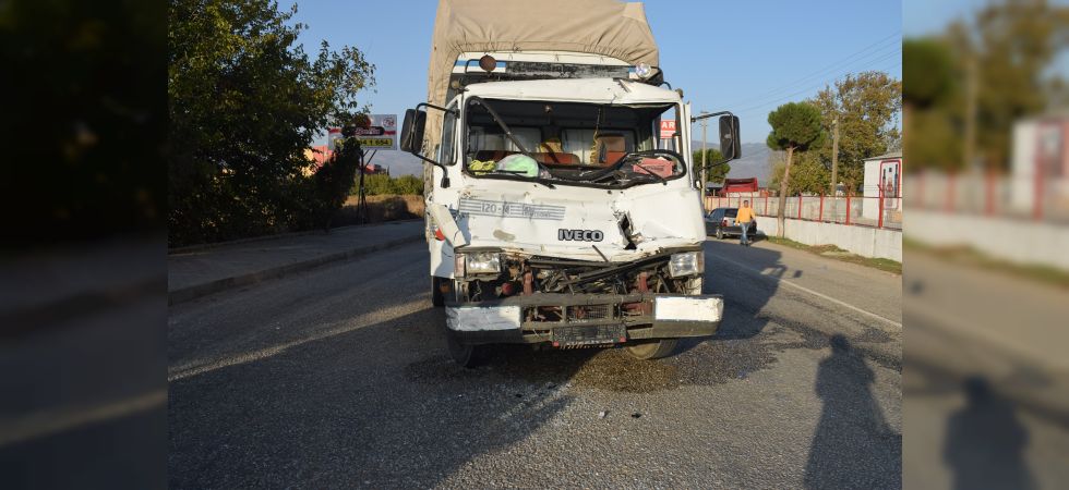 Kamyonet Tıra Çarptı: 3 Yaralı