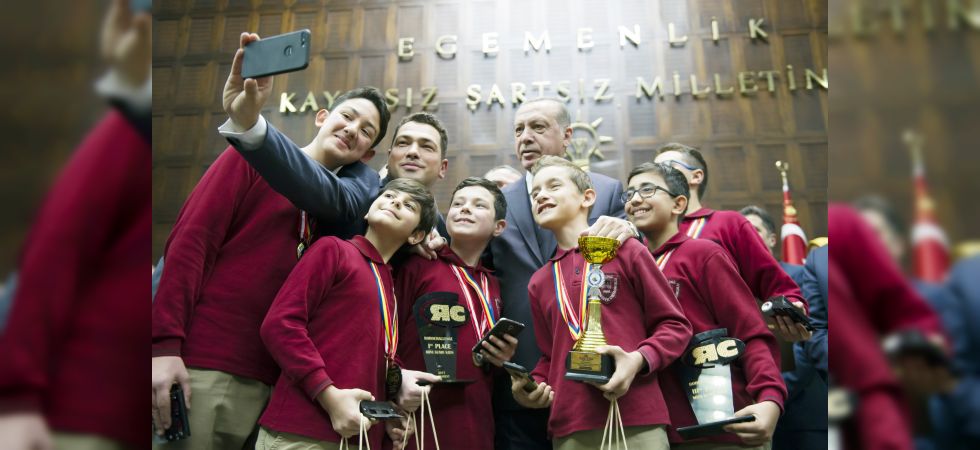 Manisalı öğrencilerden Cumhurbaşkanı Erdoğan’la Selfie