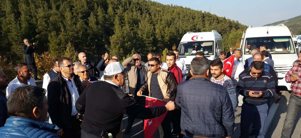 Servis Şoförleri Manisa-İzmir Yolunu Trafiğe Kapattı