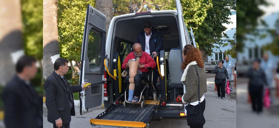 Yunusemre Belediyesi engelli ve yaşlı adama sahip çıktı