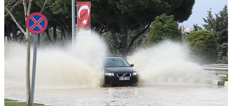 Manisa-İzmir Yolu Göle Döndü