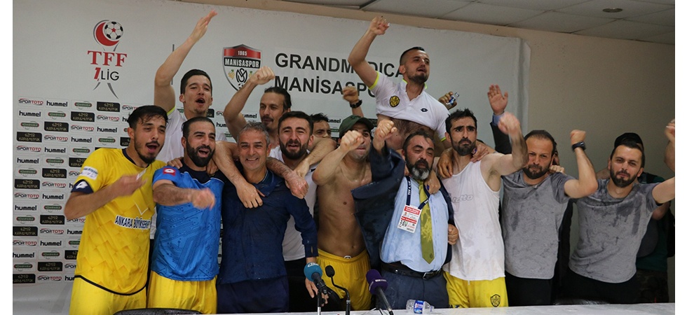 Ankaragücü Futbolcularından Basın Toplantısında Sulu Kutlama