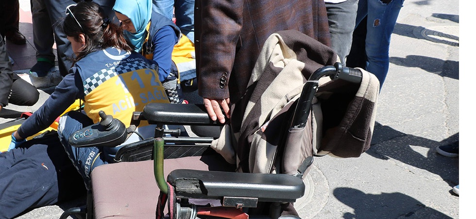Karşıdan Karşıya Geçmeye Çalışan Engelli Adama Otomobil Çarptı