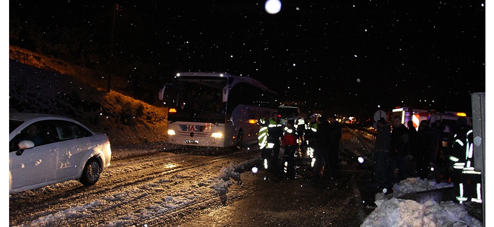 D-300 karayolu kar nedeniyle 2 saat trafiğe kapalı kaldı