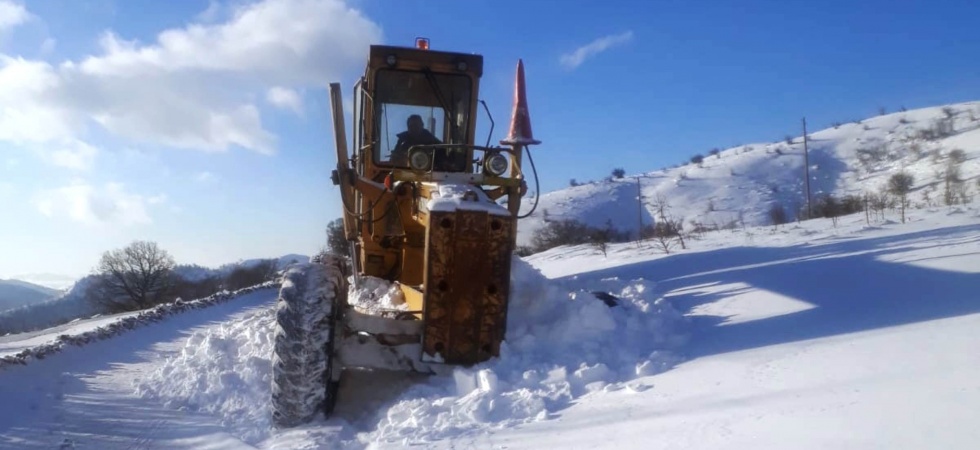 Alaşehir'de karla mücadele devam ediyor