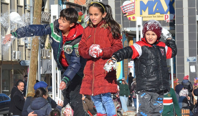 Turgutlu'da kar çocukların ayağına geldi