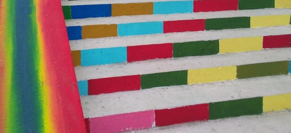 Adakale’nin merdivenleri gökkuşağı renklerine büründü