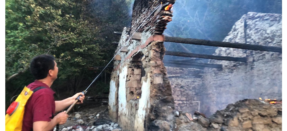 Manisa Spil Dağına düşen yıldırım ormanı küle çevirecekti