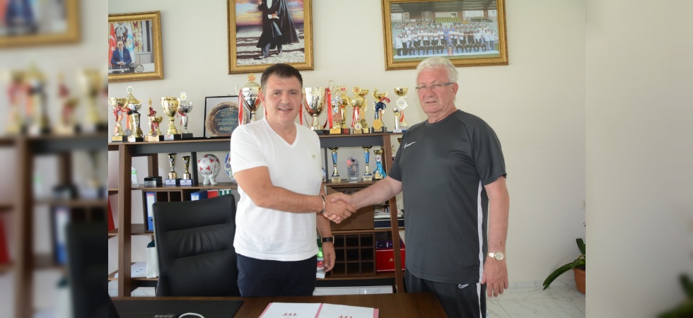 İsmail Ertekin, Manisa Futbol Kulübüyle 1 yıllık anlaşmaya imza attı