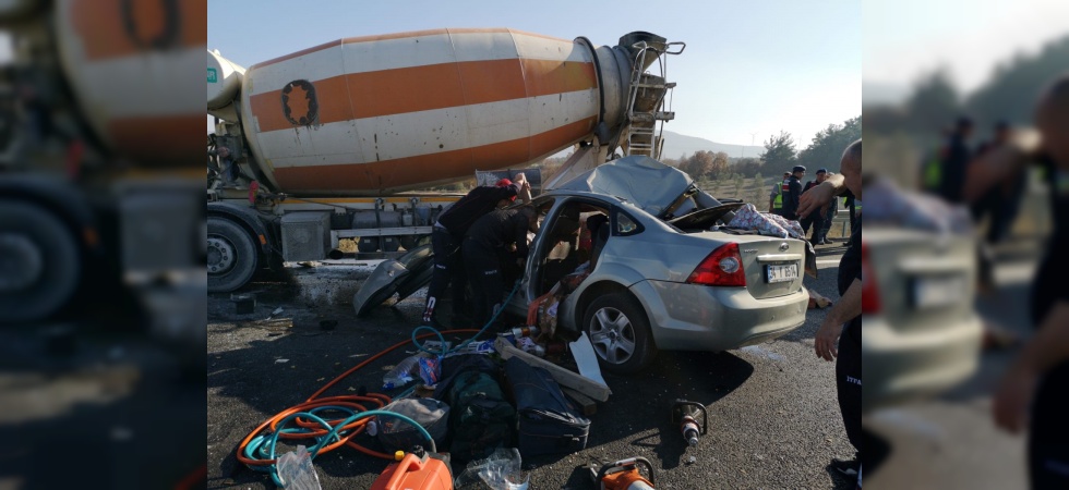 Otomobil, beton mikserine çarptı: 2 ölü