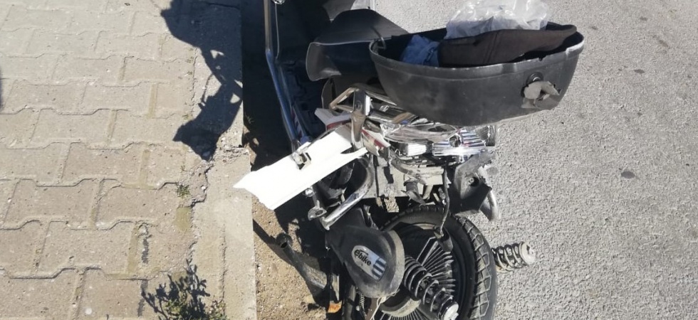 Kamyonetin çarptığı elektrikli bisiklet sürücüsü hayatını kaybetti