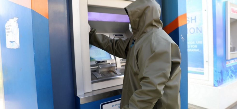 Akhisar Belediyesi ATM'leri dezenfekte ediyor