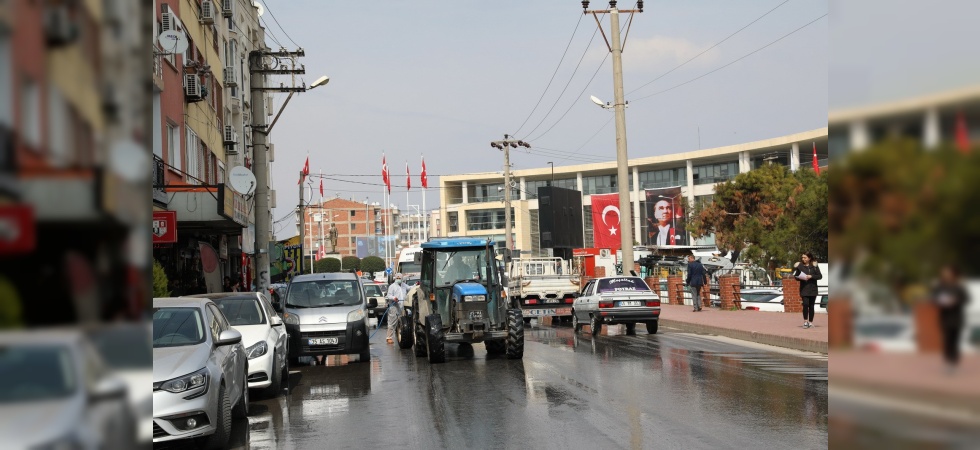 Akhisar Belediyesi, cadde ve sokakları da dezenfekte ediyor