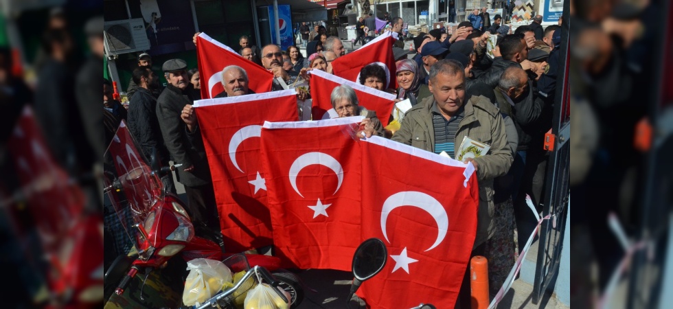 Akhisar Belediyesi şehitler için bayrak dağıttı
