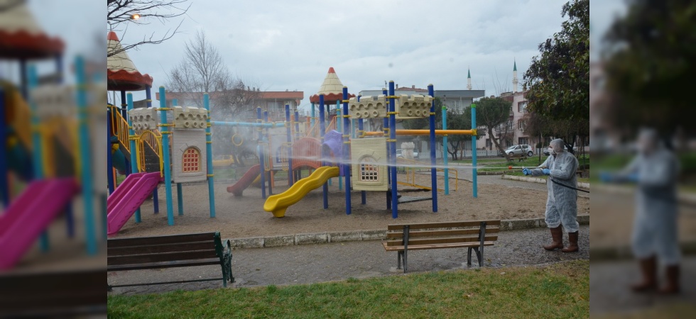 Akhisar’da parklar ve pazar yerleri dezenfekte ediliyor