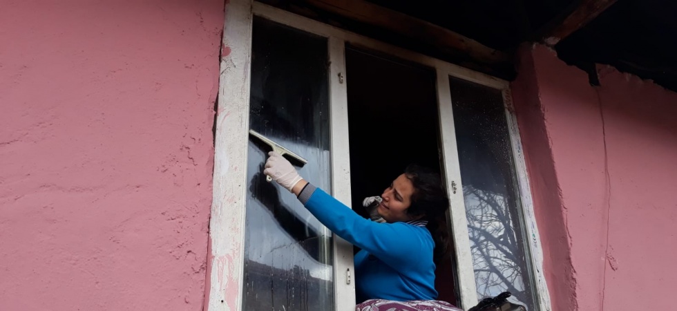 Liseli öğrenciler bakıma muhtaç ailelerin evlerini temizliyor