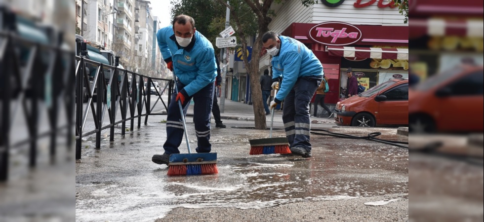 Manisa’nın cadde ve sokakları yıkanıyor