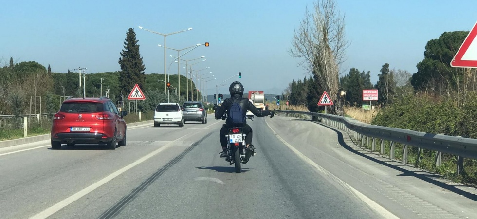 Müzik dinleyen motosikletçiden trafikte tehlikeli hareketler