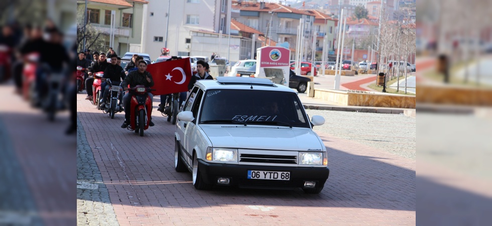 Otomobil tutkunları şehitler için konvoy yaptı