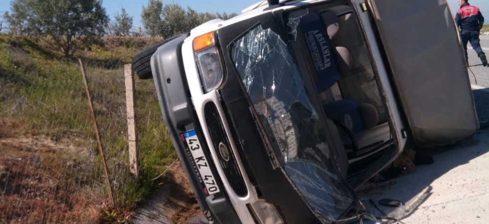 Salihli’de kamyonet devrildi: 4 yaralı
