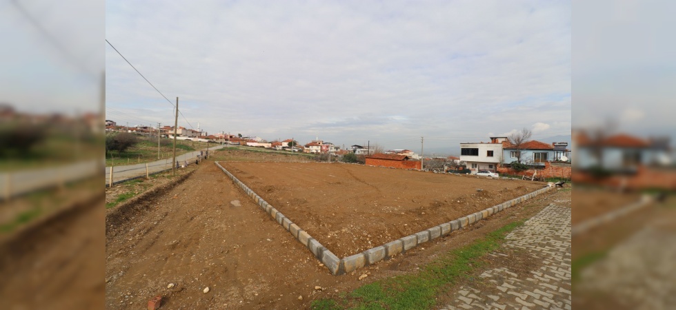Turgutlu Belediyesinden iki mahalleye çim saha