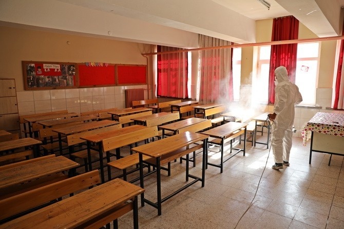 Akhisar Belediyesi, sınav öncesinde okulları dezenfekte etti