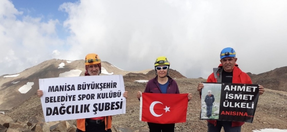 Manisalı dağcılar Süphan Dağının zirvesinde bayramı kutladı
